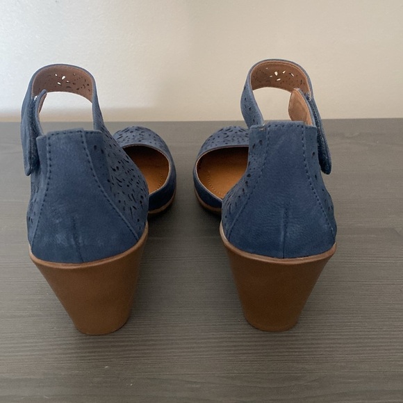 Easy Spirit Cindie Mary Jane Pump Laser Cut Out Leather Heels Size 8.5 N - Picture 3 of 9